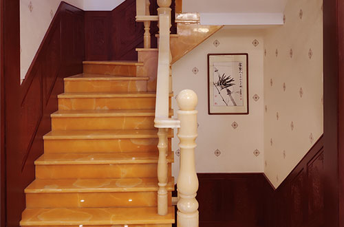 拜城中式别墅室内汉白玉石楼梯的定制安装装饰效果